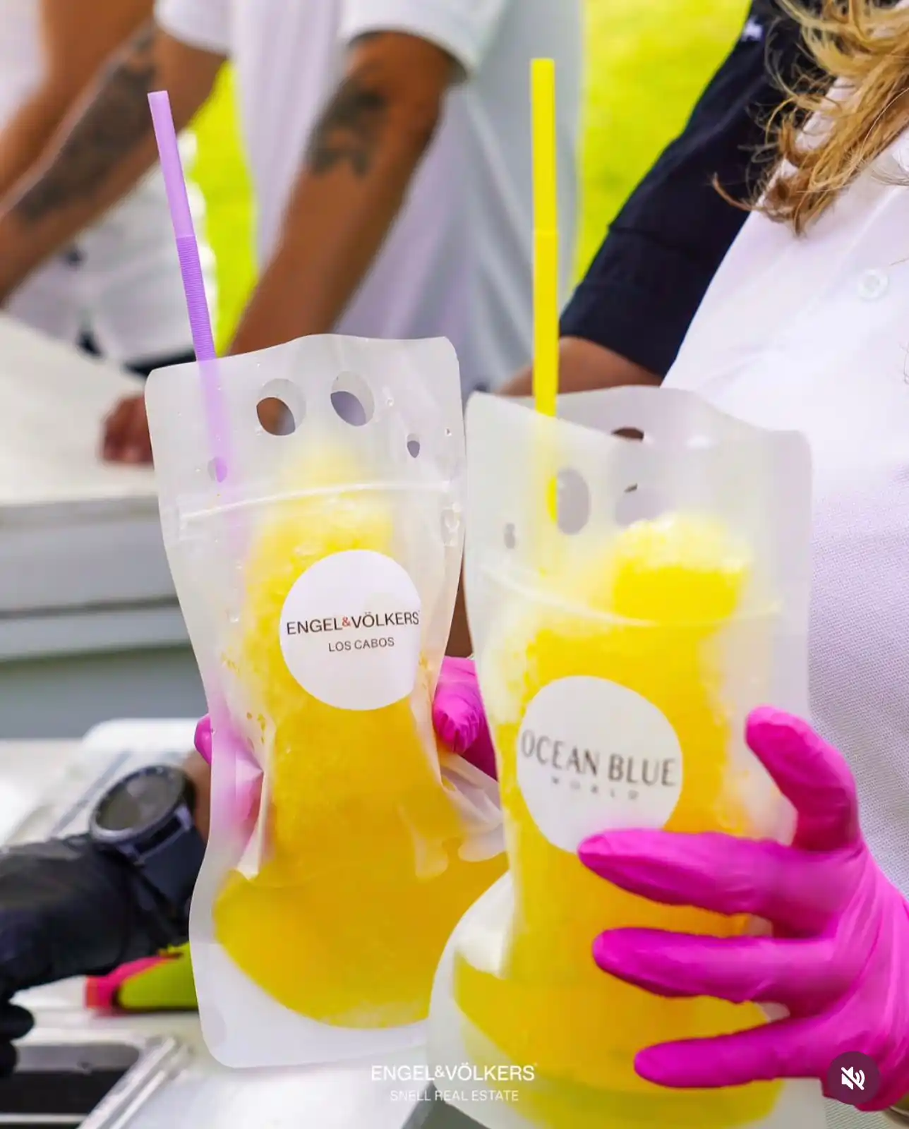 Carrito de raspados de hielo con bolsitas y popotes para eventos y fiestas