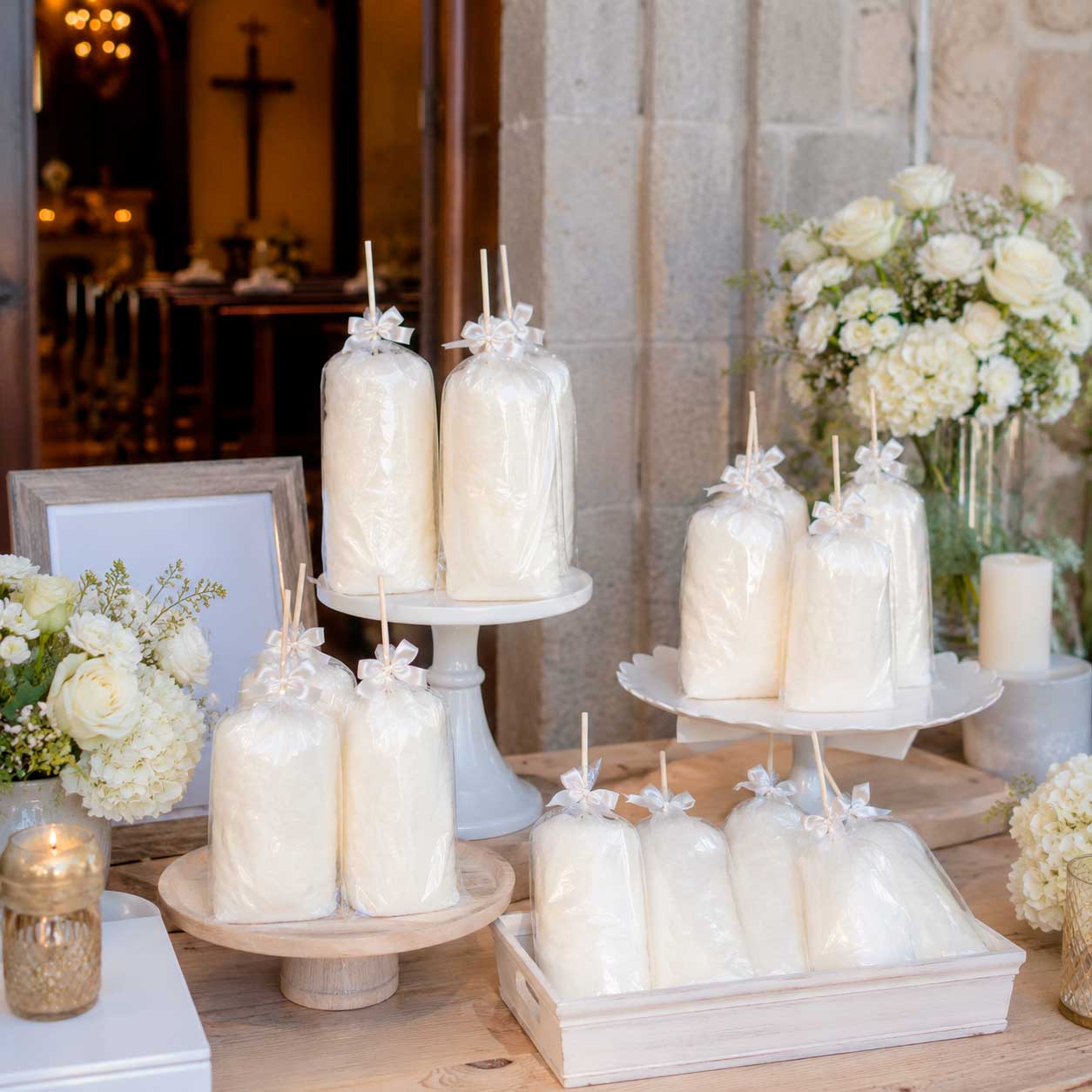 Mesa de dulces con algodones de azúcar listos para evento